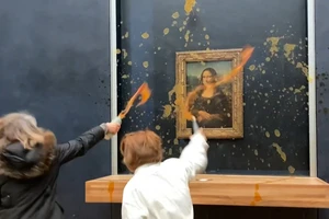 VIDEO: Người biểu tình ném súp bí đỏ vào tranh nàng Mona Lisa 