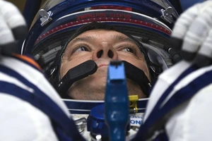 Nhân vật nào đang giữ kỷ lục thế giới về thời gian ngoài vũ trụ?