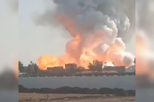 VIDEO: Kinh hoàng nhà máy pháo hoa nổ ran cháy trụi, gần 90 người thương vong