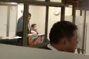 Ông Thaksin trình diện công tố viên về tội khi quân trong tình trạng ‘thực sự bị bệnh’