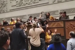 VIDEO: Nghị sĩ đánh nhau, giật tóc giữa cuộc họp quốc hội