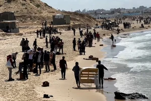 12 người Gaza chết thương tâm khi bơi ra biển vớt hàng viện trợ