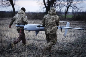 CNN: Ukraine tập kích UAV vào căn cứ không quân Nga, 20 binh sĩ thương vong