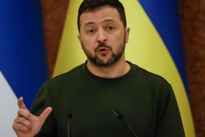 Ukraine bắt 2 nghi phạm định ám sát ông Zelensky, khả năng đặc vụ Nga cài vào