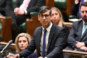 Thủ tướng Anh xin lỗi về bê bối truyền máu nhiễm bệnh chấn động ngành y tế