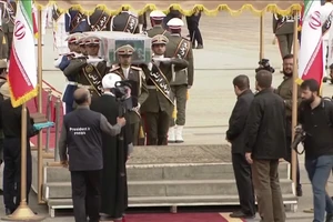 VIDEO: Linh cữu tổng thống Iran được đưa về thủ đô Tehran