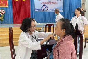 'Cùng ngư dân thắp sáng đèn trên biển': Bà con Tiền Giang vui mừng khi được bác sĩ đến thăm khám 