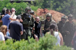 Israel mở chiến dịch trên không trên bộ giải cứu con tin, thương vong lớn 