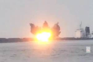 VIDEO: Houthis đánh chìm tàu trên Biển Đỏ