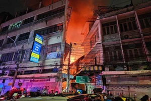 Video: Cháy lớn khu Chinatown ở Thái Lan, 30 người bị thương