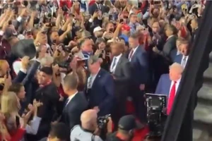 VIDEO: Ông Trump được dàn mật vụ bảo vệ nghiêm ngặt sau vụ ám sát hụt