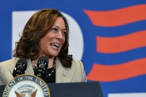 Ngày càng nhiều tiếng nói Dân chủ kêu gọi ông Biden chuyển giao ‘ngọn đuốc’ cho bà Harris