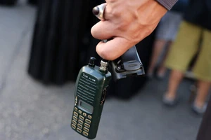 Loạt vụ nổ ở Lebanon báo động nguy cơ vũ khí hóa thiết bị liên lạc cầm tay