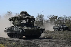 VIDEO: Nga tiến quân, giành lại 2 ngôi làng ở Kursk