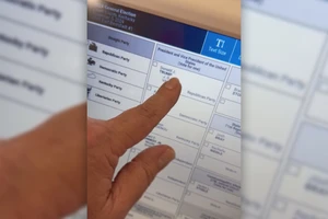 Quan chức bầu cử Mỹ bác tin máy bỏ phiếu mắc lỗi 'chỉ chọn bà Harris' thay vì ông Trump