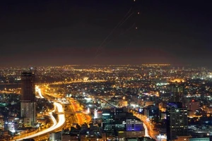 Israel không chặn được tên lửa từ Yemen phóng sang Tel Aviv,14 người bị thương