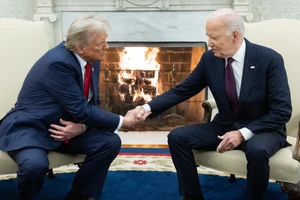 Thông điệp Giáng sinh khác biệt của ông Biden và ông Trump