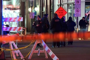 Xe tải đâm vào đám đông ăn mừng năm mới ở Mỹ, 15 người chết