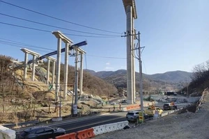 Hàn Quốc: Sập cầu cao tốc đang thi công, 8 công nhân thương vong