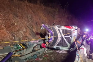 Thái Lan: Xe buýt 2 tầng trượt dốc lật nhào, 18 người thiệt mạng