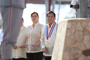 Phó tổng thống Philippines đến trụ sở ICC sau khi cha bà bị bắt