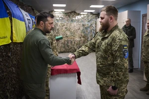 Ông Zelensky thăm chiến trường Kharkiv trước thềm đàm phán với Mỹ