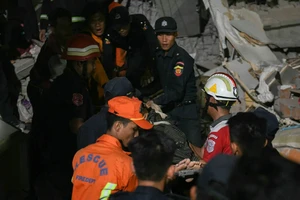 Động đất Myanmar: Vật lộn cứu người giữa thời tiết nóng bức 40 độ C