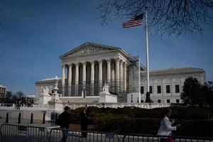 Tòa án Tối cao Mỹ chặn nỗ lực của ông Trump trục xuất người nhập cư