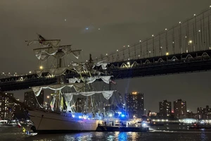 VIDEO: Tàu Hải quân Mexico va vào cầu Brooklyn ở New York, 20 người bị thương