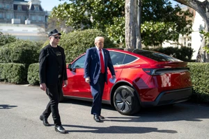 Ông Trump không muốn gặp tỉ phú Musk, sắp bỏ chiếc Tesla Model S