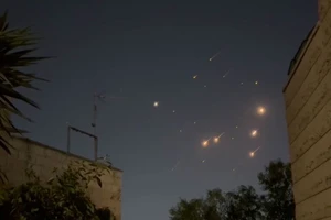 Xung đột Israel-Iran: 150 tên lửa Iran đánh rát Israel; Ông Netanyahu cảnh báo sẽ ‘tấn công mọi mục tiêu’ Iran