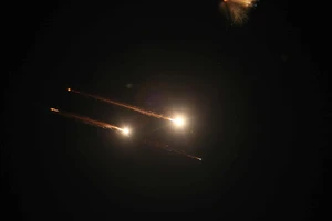 Xung đột Israel-Iran: Tehran bắt đầu giai đoạn mới, nã hàng trăm tên lửa; Israel không kích Bộ Ngoại giao Iran