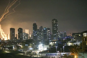 Iran nã tên lửa đạn đạo loạt mục tiêu Tel Aviv, tuyên bố kiểm soát không phận Israel