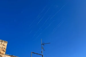 Israel khẩn cấp đánh chặn đợt tên lửa Iran, còi báo động vang khắp Tel Aviv