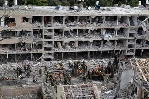 Israel-Iran liên tục không kích, nã tên lửa; Ông Trump báo trước đảng Cộng hòa vụ tấn công Iran?