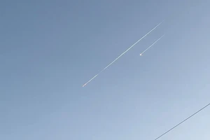 Iran nã 5 đợt tên lửa vào Israel trong sáng nay, nhiều thương vong