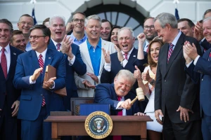 Ông Trump ký thông qua dự luật 'Lớn và Đẹp' đúng ngày quốc khánh Mỹ