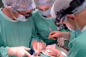 Nín thở cảnh bác sĩ băng mưa tên lửa Kiev mang trái tim đến với bệnh nhân cận kề sống chết