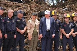 Ông Trump và đệ nhất phu nhân Mỹ thăm vùng lũ ở Texas