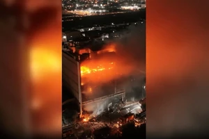 VIDEO: Cháy kinh hoàng trung tâm thương mại, 69 người chết 