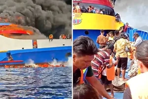 VIDEO: Tàu chở 280 người cháy dữ dội ngoài khơi Indonesia, khách hoảng loạn nhảy xuống biển