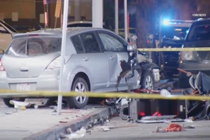 Ô tô lao vào đám đông ở LA: Tài xế bị dân lôi khỏi xe và bắn 