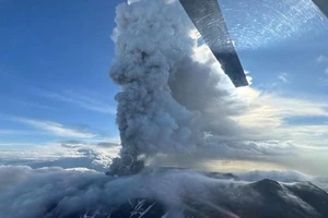 VIDEO: Núi lửa ở Nga phun tro trắng trời lần đầu sau 600 năm, sau động đất 8,8 độ richter