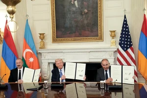 Lãnh đạo Azerbaijan và Armenia ký thỏa thuận hòa bình trước mặt ông Trump tại Nhà Trắng
