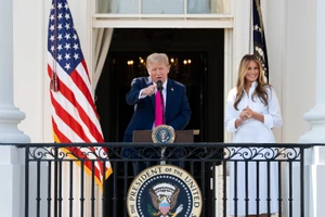 Ông Trump thúc giục Đệ nhất phu nhân Melania kiện con trai ông Biden