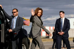 Ông Trump chấm dứt chế độ bảo vệ an ninh bà Harris