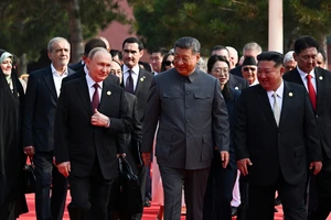 VIDEO: Ông Tập Cận Bình tiếp đón khách mời quốc tế đến dự lễ duyệt binh