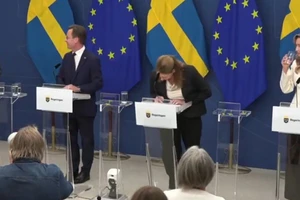 VIDEO: Bộ trưởng Y tế Thụy Điển ngã quỵ tại cuộc họp báo