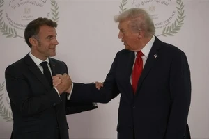 VIDEO: Những cái bắt tay thương hiệu của ông Trump tại Thượng đỉnh vì hòa bình ở Ai Cập