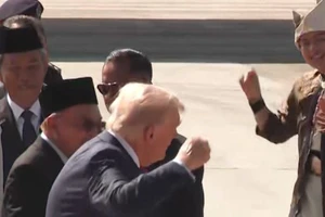 VIDEO: Ông Trump nhảy múa cùng thủ tướng Malaysia tại Kuala Lumpur 